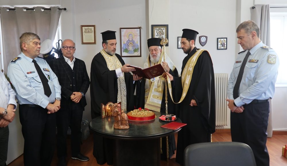 Την-Αγιοβασιλειόπιτα-των-Αστυνομικών-Υπηρεσιών-Περιφέρειας-Ν.-Αιγαίου-ευλόγησε-ο-Σύρου-Δωρόθεος