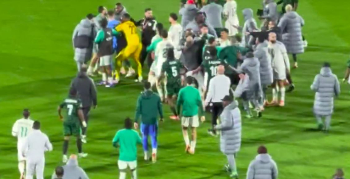 Χαμός-στο-Κόπα-Άφρικα:-Πλακώθηκαν-παίκτες-και-δημοσιογράφοι-στο-Αλγερία-–-Νιγηρία