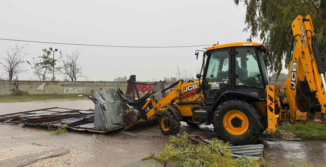 Η-επόμενη-μέρα-της-κακοκαιρίας-στο-Μεσολόγγι-–-tέντες-ξηλώθηκαν,-δέντρα-ξεριζώθηκαν,-ζημιές-σε-καταστήματα-–-ertnews.gr