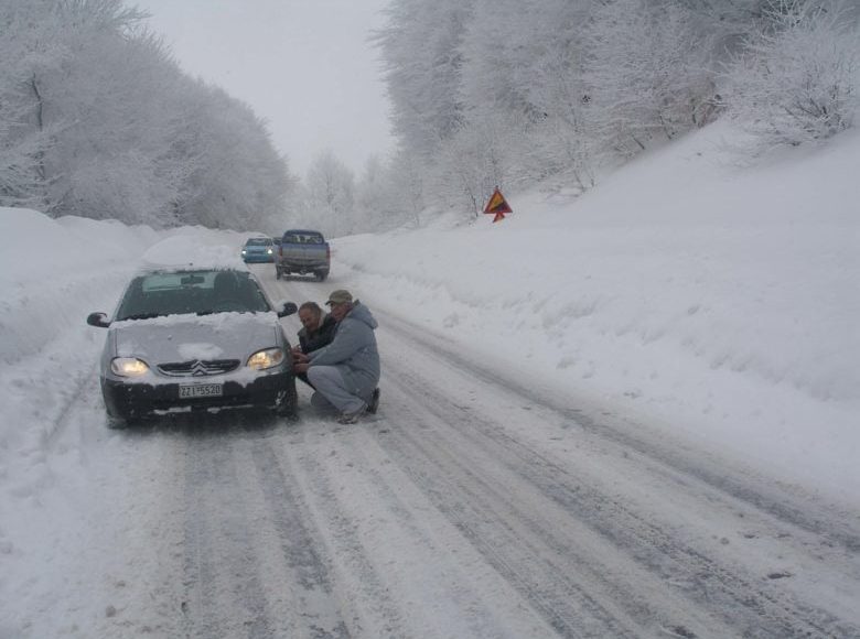 Υποχρεωτικός-οι-αντιολισθητικές-αλυσίδες-σε-Πιερία,-Ημαθία,-Πέλλα,-Κιλκίς,-Σέρρες-και-Χαλκιδική-λόγω-του-χιονιά