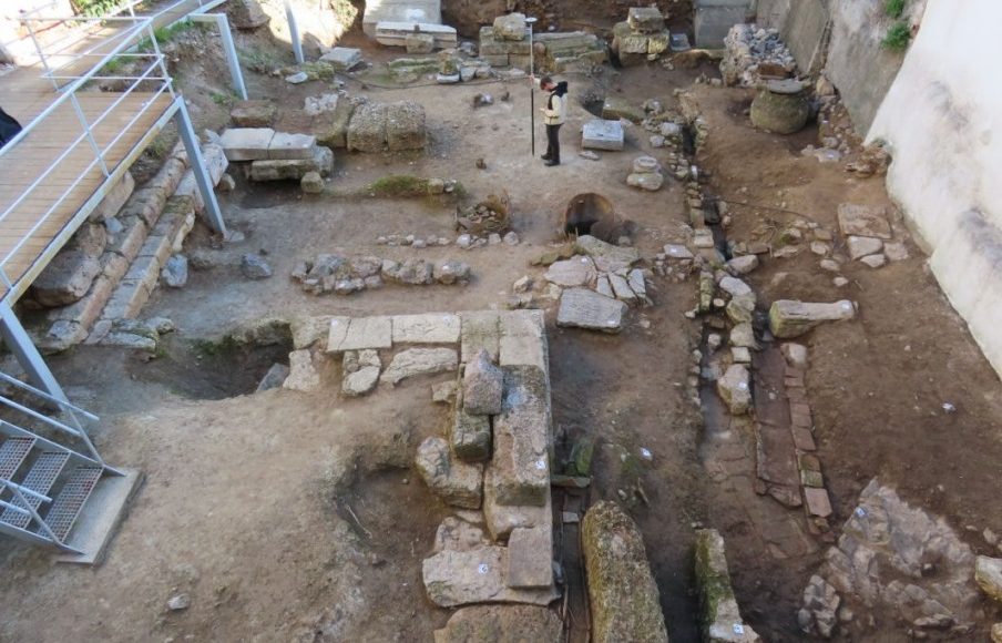 Αναδεικνύονται-οι-αρχαιότητες-της-«Οικίας-Κοκοβίκου»,-στην-Πλάκα