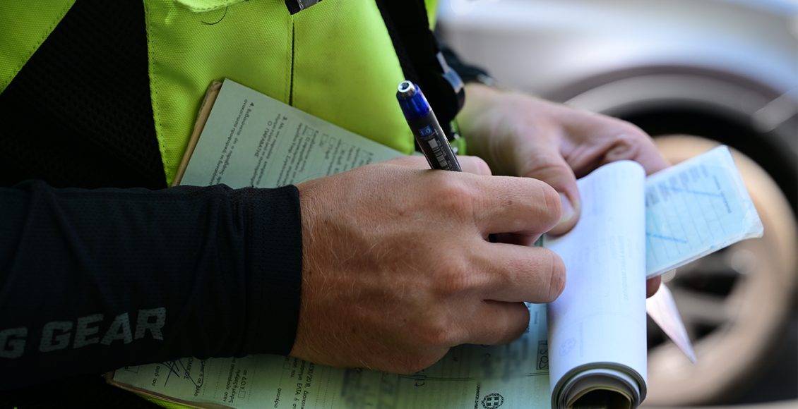 Ελεύθερος-με-όρους-ο-58χρονος-που-κατηγορείται-ότι-παρέσυρε-αστυνομικό-επειδή-του-έκοβε-κλήση