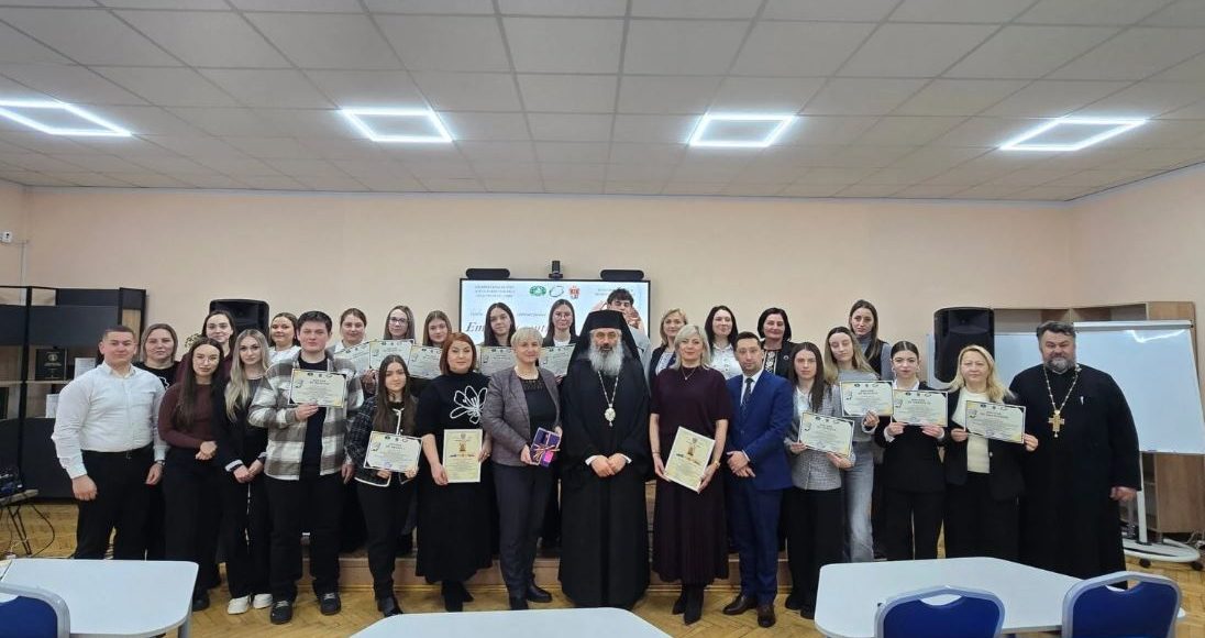 Ο-Επίσκοπος-Μπελκύ-βράβευσε-νέους-που-συμμετείχαν-στον-διαγωνισμό-«Ο-Εμινέσκου-για-τους-σύγχρονους»