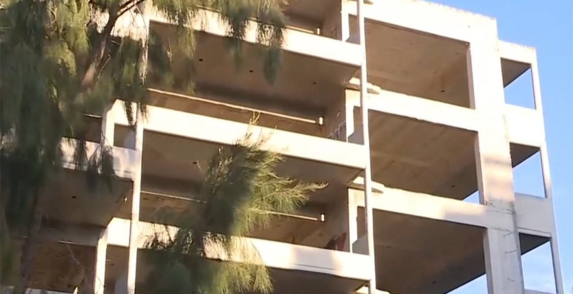 Αυτή-είναι-η-οικοδομή-«φάντασμα»-όπου-βρέθηκε-νεκρός-ο-25χρονος-στην-Αγία-Παρασκευή-–-Τι-ψάχνουν-οι-Αρχές