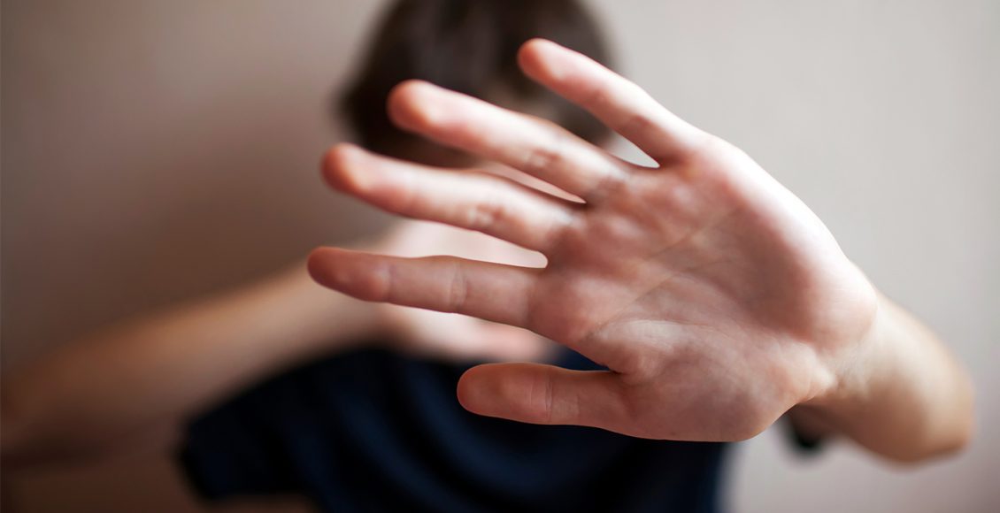 Σύρος:-16χρονος-καταγγέλλει-επίθεση-και-ξυλοδαρμό-από-συνομήλική-του-η-οποία-τον-κατηγορεί-για-σεξουαλική-παρενόχληση