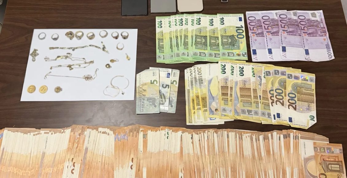 Τους-έπιασαν-στα-πράσα:-Αστυνομικοί-σταμάτησαν-για-έλεγχο-όχημα-και-βρήκαν-κοσμήματα-και-38.000-ευρώ-που-μόλις-είχαν-κλέψει