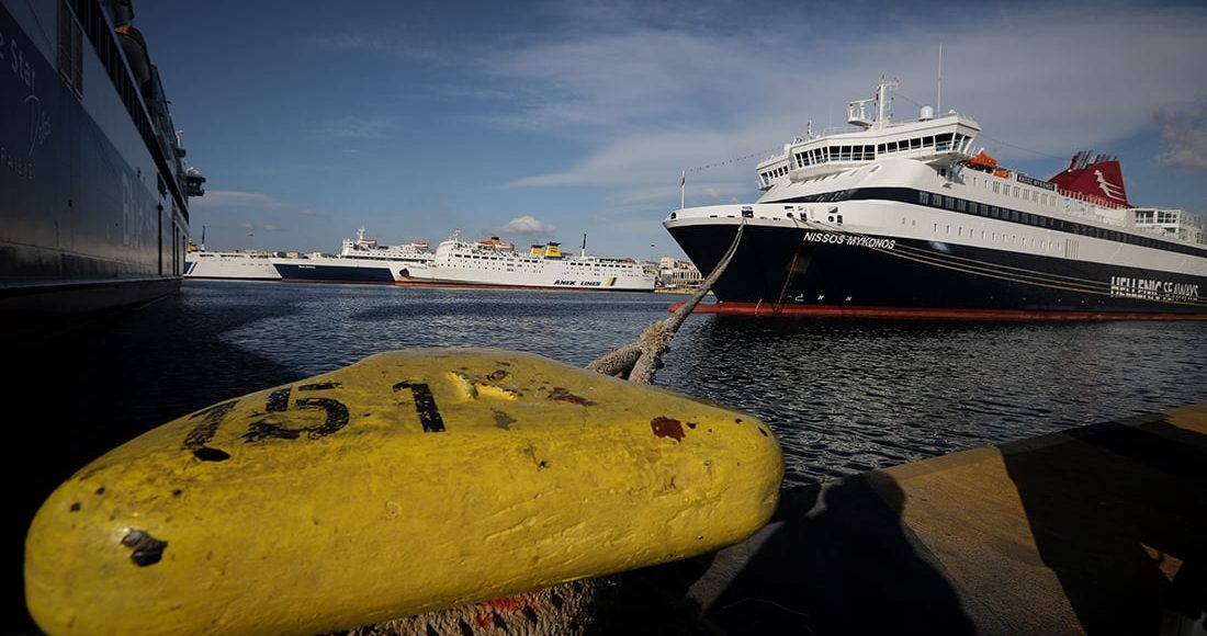 Πτώση-ΙΧ.-στη-θάλασσα-στην-Πύλη-Ε1-του-λιμένα-Πειραιά-–-Σώα-η-οδηγός