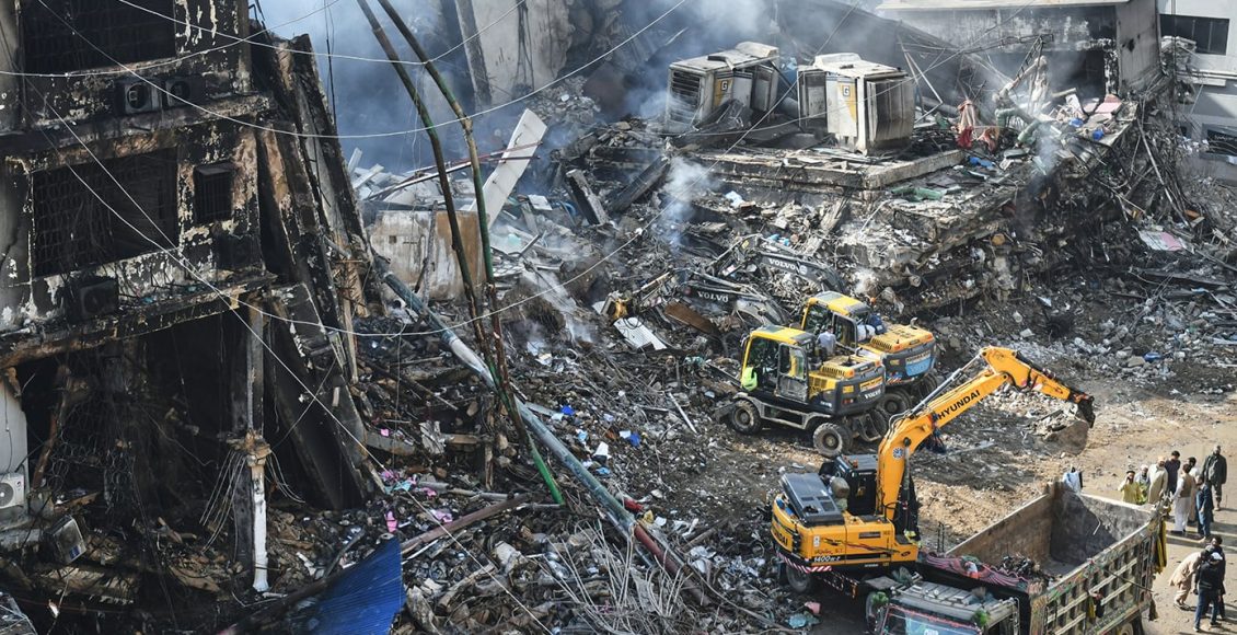 Φονική-πυρκαγιά-σε-εμπορικό-κέντρο-στο-Καράτσι:-Διασώστες-απομακρύνουν-τα-συντρίμμια-–-Αγνοούνται-63-άνθρωποι