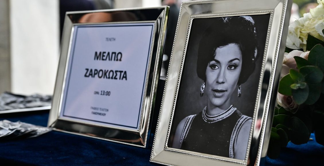 Το-τελευταίο-χειροκρότημα-στη-σπουδαία-ηθοποιό,-Μέλπω-Ζαρόκωστα-–-Δείτε-φωτογραφίες-από-το-Α’-Νεκροταφείο-Αθηνών