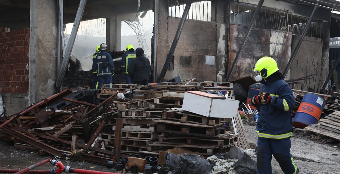 Συνελήφθη-ένας-37χρονος-για-την-πυρκαγιά-στο-εργοστάσιο-πλαστικών-στο-Μενίδι