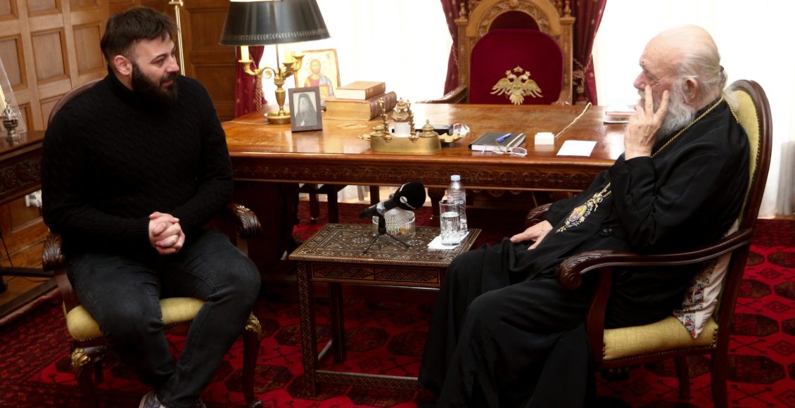 Στον-Αρχιεπίσκοπο-Ιερώνυμο-συγγενείς-των-θυμάτων-της-τραγωδίας-στη-Μάνδρα