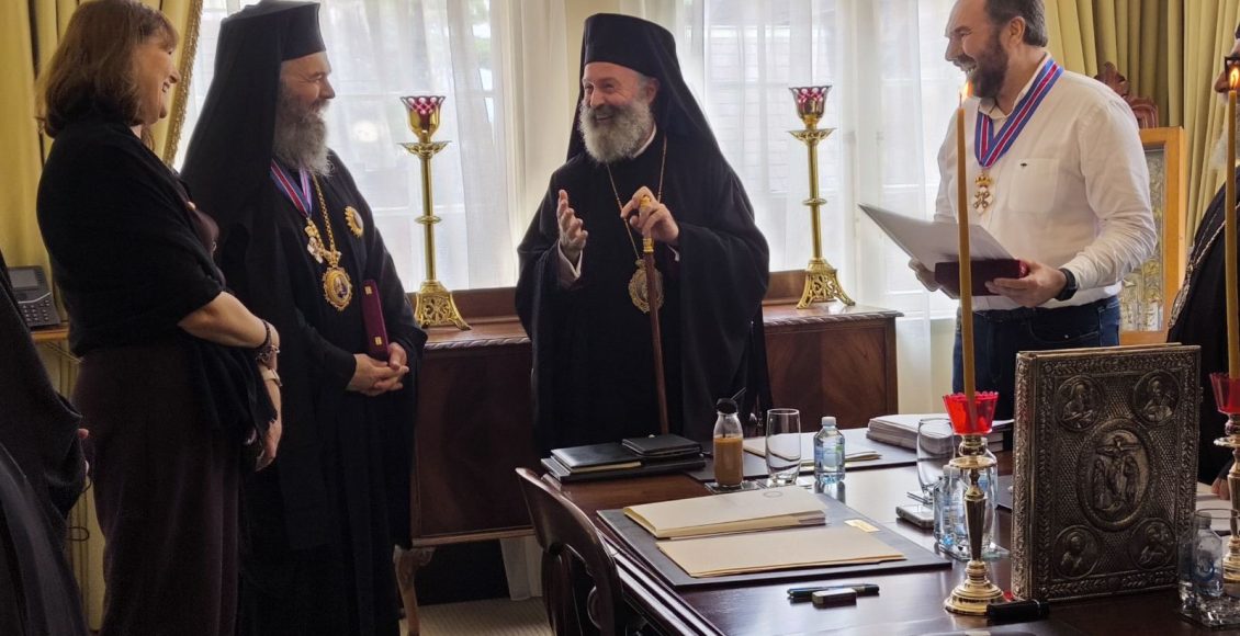 Τιμητική-διάκριση-από-τον-Αρχιεπίσκοπο-Αυστραλίας-στον-Μητροπολίτη-Φλωρίνης