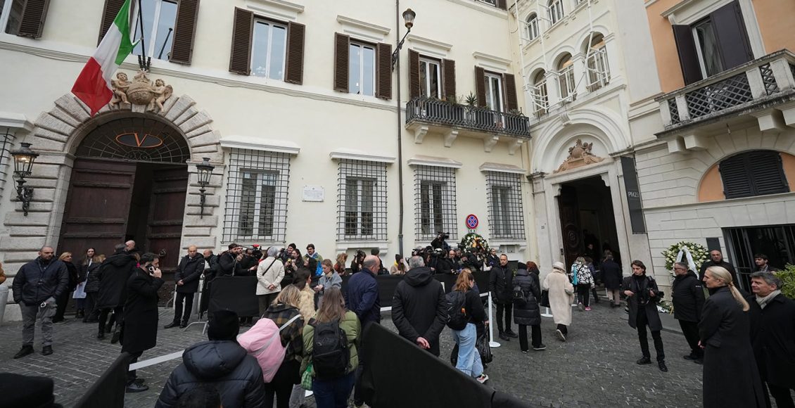 Ιταλία:-Σε-λαϊκό-προσκύνημα-η-σορός-του-σχεδιαστή-μόδας-Βαλεντίνο