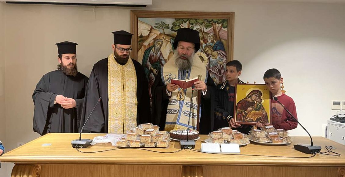 Ευλογία-βασιλόπιτας-στις-Σχολές-Αγιογραφίας-και-Ψηφιδωτού-της-ΙΜ.-Ρεθύμνης-και-Αυλοποτάμου