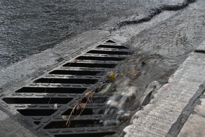 Διακοπή-κυκλοφορίας-στη-Νέα-Μάκρη-λόγω-καθίζησης-του-οδοστρώματος