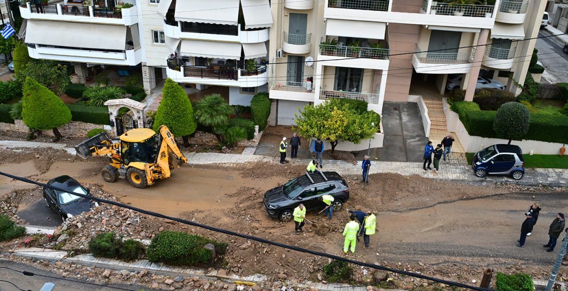«Βομβαρδισμένο-τοπίο»-η-Γλυφάδα-μετά-τις-πλημμύρες:-«Αυτό-που-έγινε-δεν-το-έχουμε-ξαναζήσει»-λέει-ο-δήμαρχος-–-11-απεγκλωβισμοί-πολιτών