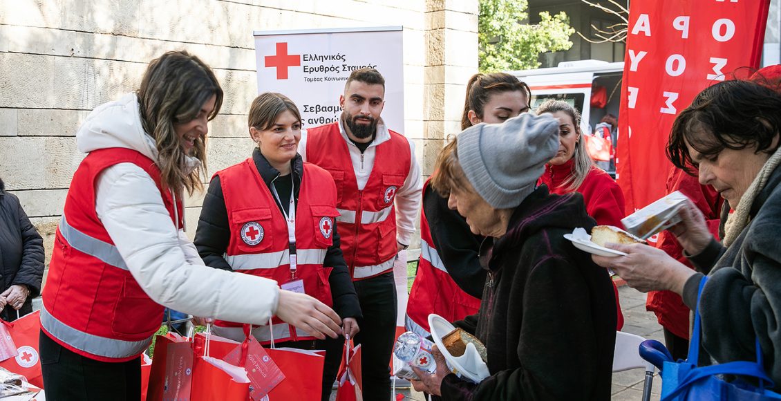 o-Ελληνικός-Ερυθρός-Σταυρός-προσέφερε-μια-ζεστή-αγκαλιά-στους-άστεγους-στο-κέντρο-της-Αθήνας