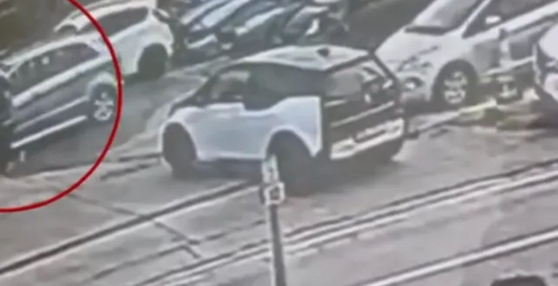 Βίντεο-από-τη-στιγμή-της-παράσυρσης-της-υπαλλήλου-έξω-από-τα-ΕΛΤΑ-Βριλησσίων-–-Διαφώνησαν-για-ένα-δέμα