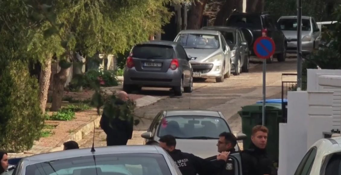 Στυγερό-έγκλημα-στη-Γλυφάδα:-Νεκρός-άνδρας-σε-πορτ-μπαγκάζ-αυτοκινήτου-–-Συνελήφθη-ο-γιος,-είχε-σκοτώσει-και-τη-μητέρα-του