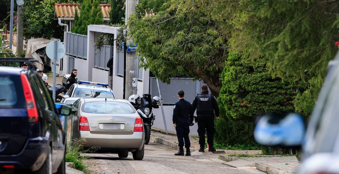 Άγρια-πατροκτονία-στη-Γλυφάδα:-«Το-περιμέναμε-να-γίνει»,-λένε-γείτονες-–-«tο-2014-έσφαξε-τη-μητέρα-του»