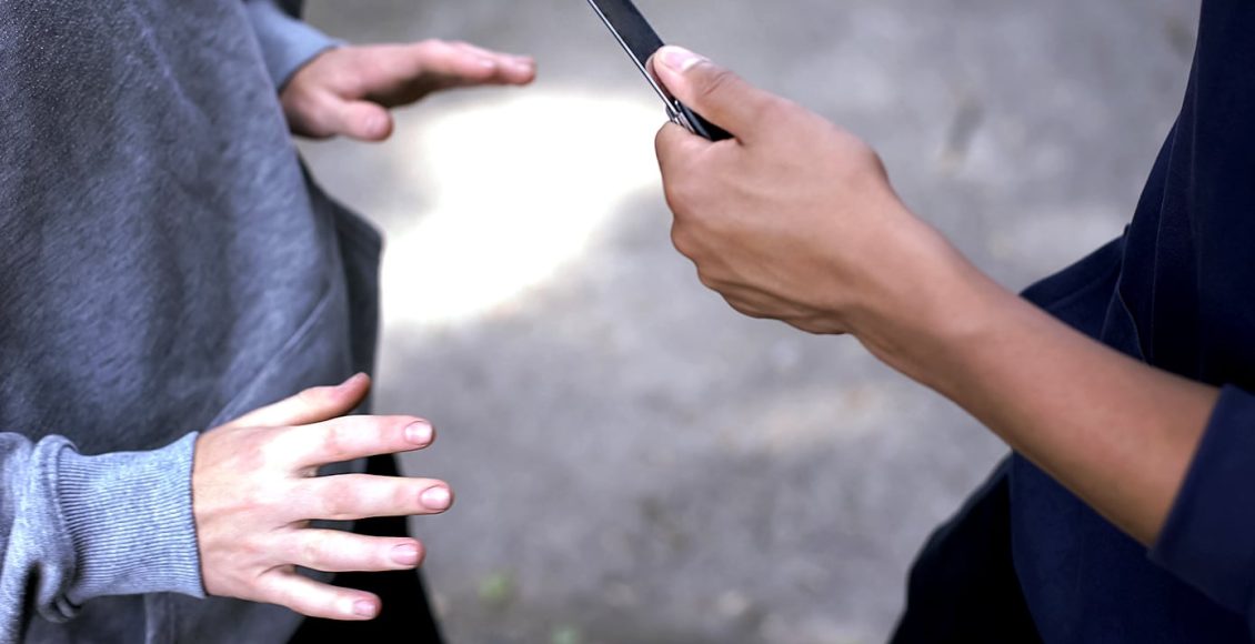 Συνελήφθη-σε-σχολείο-στη-Γλυφάδα-16χρονος-με-τρία-μαχαίρια