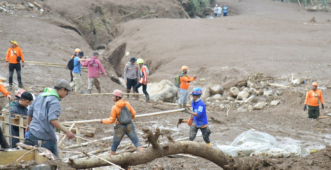 Ινδονησία:-Νεκροί-23-στρατιωτικοί-στις-κατολισθήσεις-στη-δυτική-Ιάβα