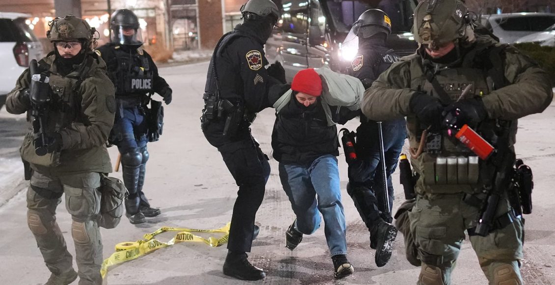 «Βράζει»-η-Μινεάπολη-από-τις-επιχειρήσεις-της-ice:-o-Τραμπ-προχωρά-σε-κινήσεις-αποκλιμάκωσης-μετά-τον-δεύτερο-θάνατο-διαδηλωτή