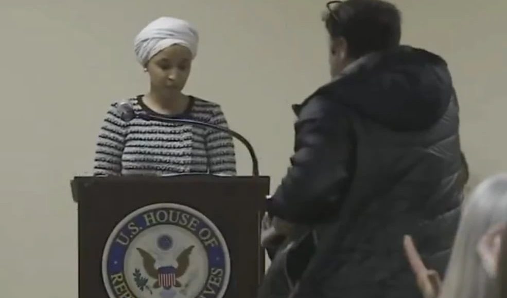 Επίθεση-με-υγρό-δέχθηκε-βουλευτής-των-Δημοκρατικών-που-είναι-στο-στόχαστρο-του-Τραμπ