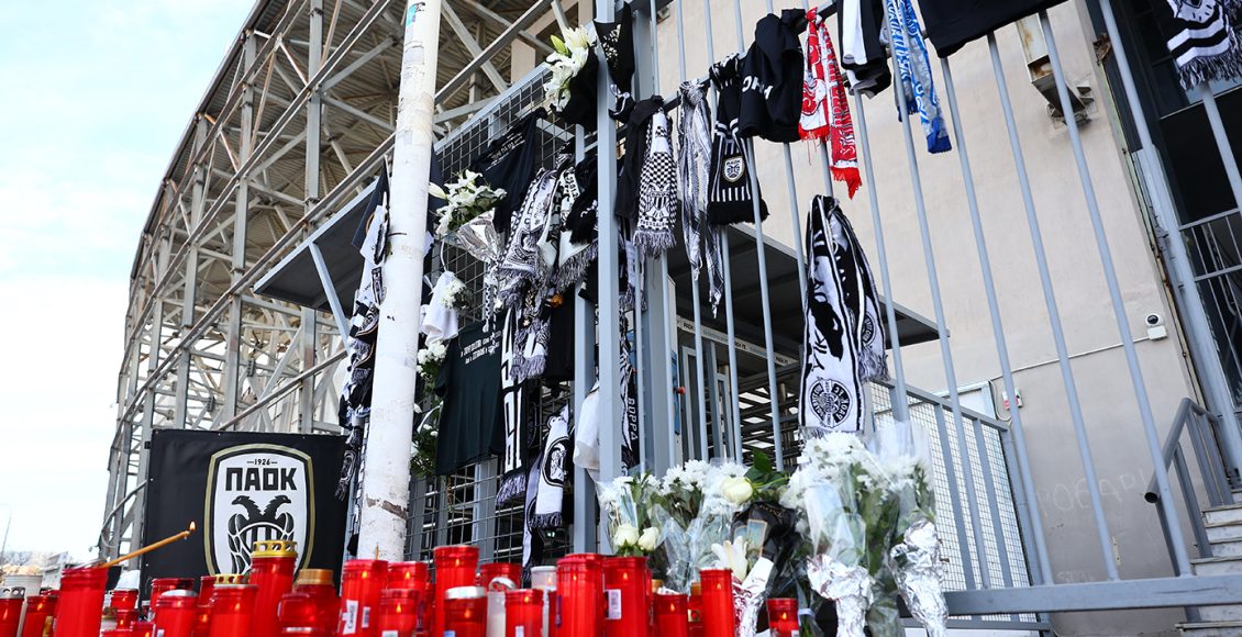 Θρήνος-στην-οικογένεια-του-ΠΑΟΚ:-Πολίτες-αφήνουν-λουλούδια-έξω-από-τη-Θύρα-4-στην-Τούμπα