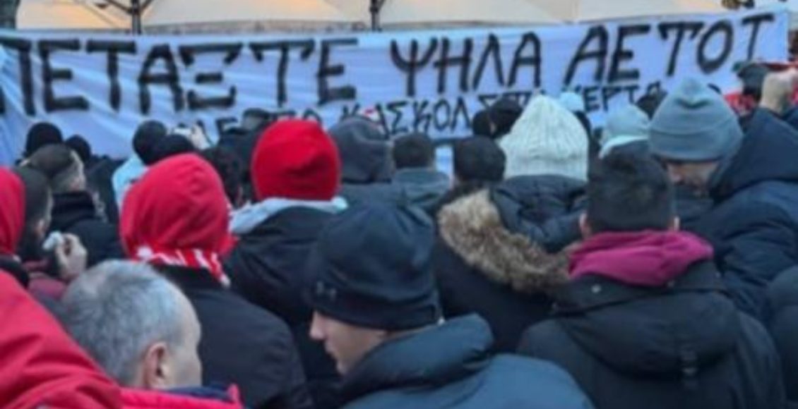 «Πετάξτε-ψηλά-αετοί»-–-Το-πανό-των-οπαδών-του-Ολυμπιακού-στο-Άμστερνταμ-για-τους-αδικοχαμένους-φίλους-του-ΠΑΟΚ