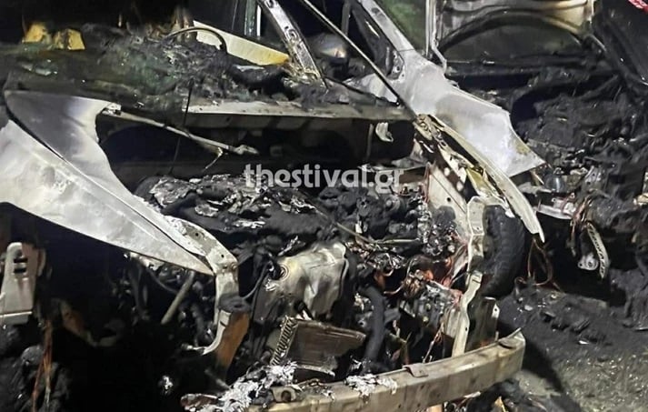 Μεγάλη-φωτιά-σε-μάντρα-με-αυτοκίνητα-στη-Θεσσαλονίκη