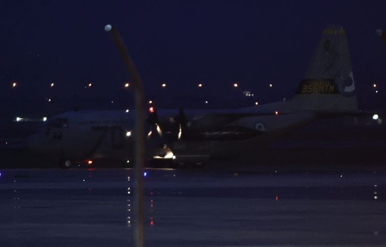 Έφτασε-στο-αεροδρόμιο-«Μακεδονία»-το-c-130-με-τις-7-σορούς-των-οπαδών-του-ΠΑΟΚ