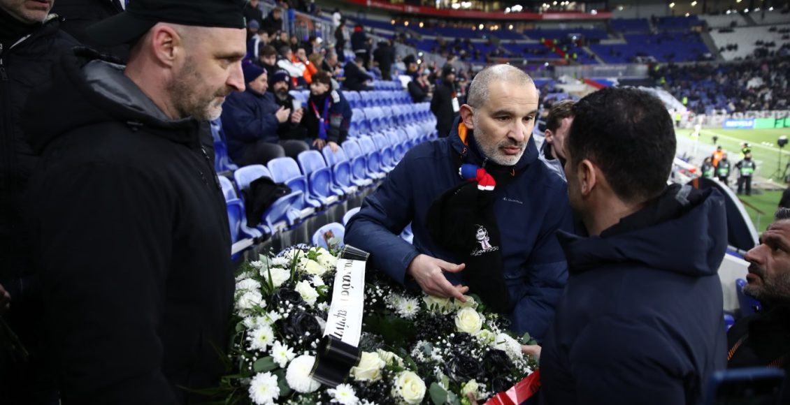 Λιόν-–-ΠΑΟΚ:-Στεφάνι-και-οκτώ-πυρσοί-από-τους-Γάλλους-για-τους-αδικοχαμένους-οπαδούς