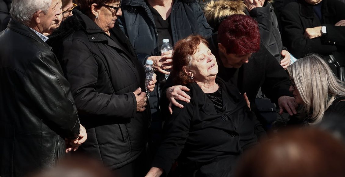 Οδύνη-στην-κηδεία-της-Ελένης-Κατσαρού,-μιας-εκ-των-πέντε-εργαζομένων-που-κάηκαν-στη-«Βιολάντα»-–-Δείτε-εικόνες