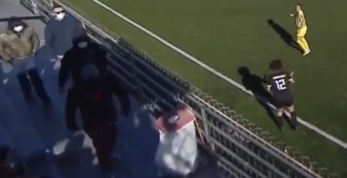 Ποδόσφαιρο-γυναικών:-Κουκουλοφόροι-διέκοψαν-το-ματς-της-ΑΕΚ-στο-Μοσχάτο-–-«Γρονθοκόπησαν-και-έφυγαν-ανενόχλητοι»