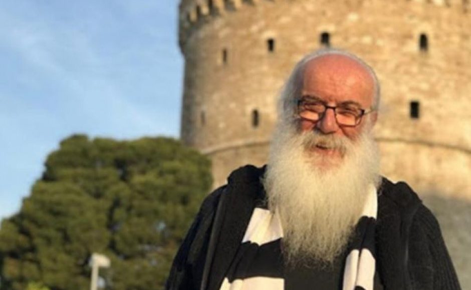 «Έπεσε-ο-ουρανός-και-τους-σκέπασε»:-Συγκινεί-ο-π.-Χρήστος-Μήτσιος-για-το-τροχαίο-με-τους-φίλους-του-ΠΑΟΚ