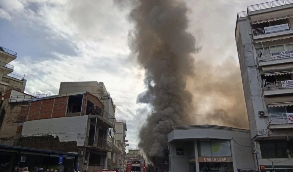 Φωτιά-σε-κατάστημα-στο-κέντρο-του-Αγρινίου-–-Δείτε-βίντεο