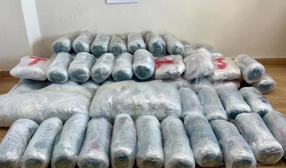 Αστυνομικό-μπλόκο-σε-75-κιλά-χασίς-–-Τα-είχαν-βάλει-μέσα-σε-τρεις-ταξιδιωτικούς-σάκους