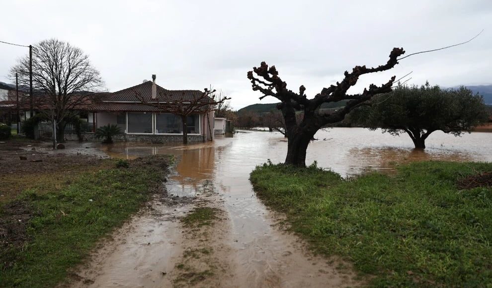 «Πνίγηκε»-ο-Αγιόκαμπος-Λάρισας:-Η-θάλασσα-βγήκε-στη-στεριά,-πλημμύρισαν-σπίτια-και-καταστήματα-–-Νέα-προειδοποίηση-της-ΕΜΥ