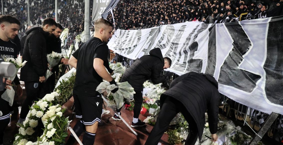 ΠΑΟΚ-–-Πανσερραϊκός:-Δάκρυσε-η-Τούμπα,-λουλούδια-στη-Θύρα-4-για-τους-7-νεκρούς-οπαδούς