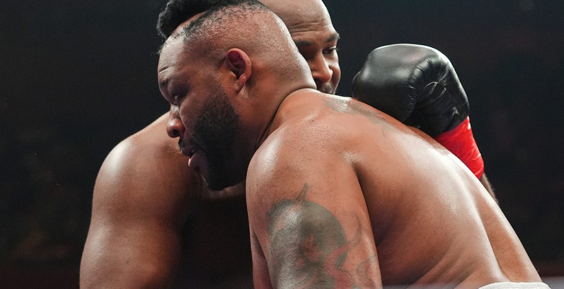 Η-απίστευτη-στιγμή-που-μποξέρ-χάνει-το-περουκίνι-του-μέσα-στο-ρινγκ-–-Δείτε-το-βίντεο