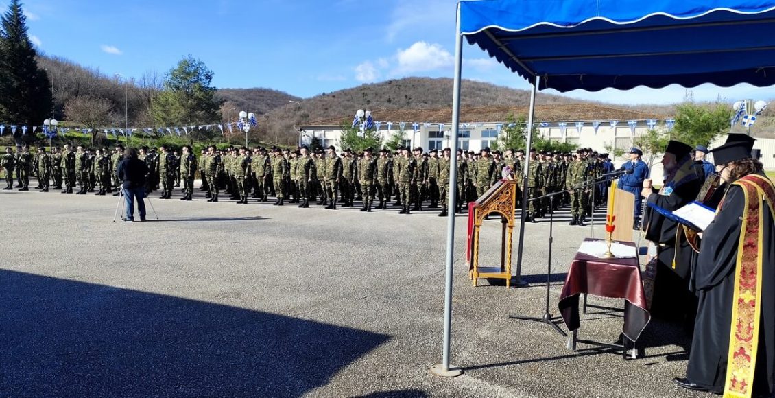 Ο-Μητροπολίτης-Θεσσαλιώτιδος-στην-τελετή-ονομασίας-και-αποφοίτησης-188-νέων-Στρατονόμων-και-Αερονόμων