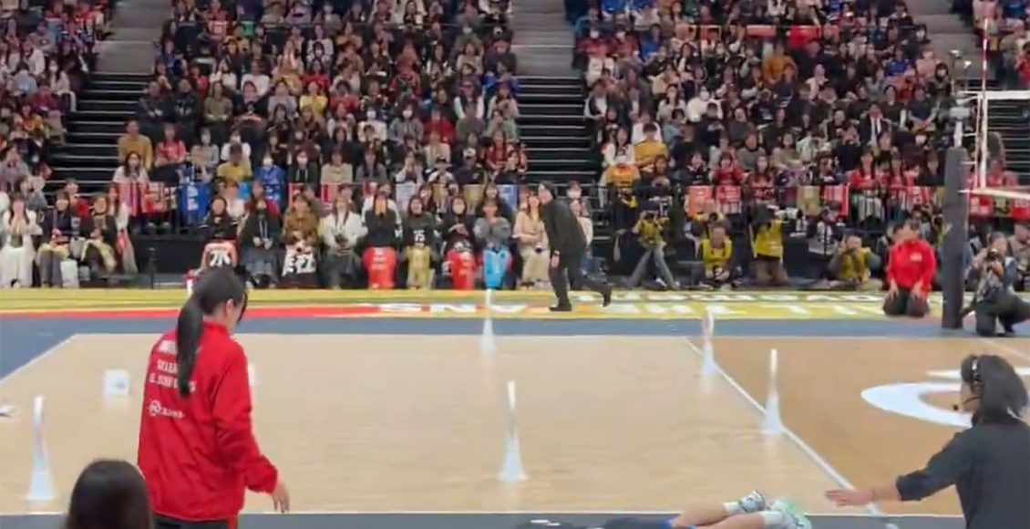 Ιάπωνας-αθλητής-βόλεϊ-χτυπά-κατά-λάθος-επόπτη-και-ζητά-συγγνώμη-με-μια-θεαματική-«βουτιά»-–-Δείτε-το-βίντεο