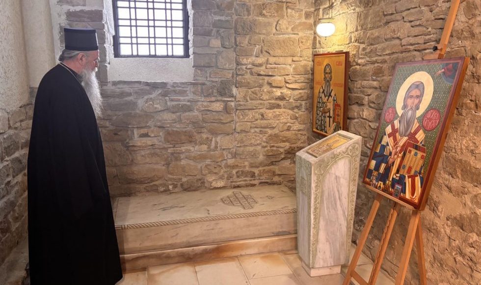 Ο-Μητροπολίτης-Μαυροβουνίου-στον-αρχικό-τάφο-του-Αγίου-Σάββα-στη-Βουλγαρία