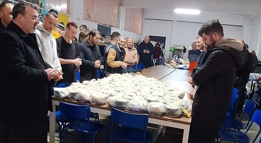 Μία-ενορία-στην-Τιμισοάρα-προσέφερε-ζεστό-γεύμα-σε-δεκάδες-αστέγους