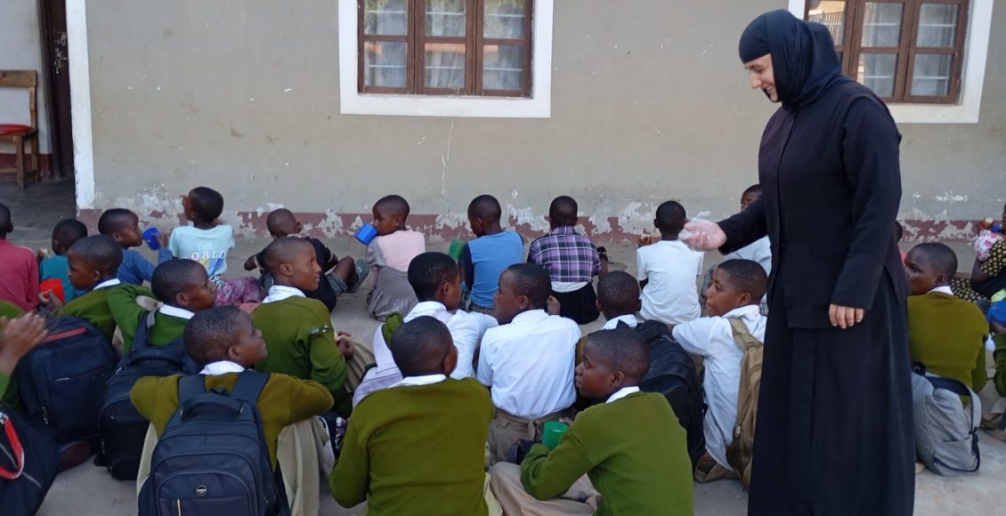 Καθημερινή-διανομή-ζεστού-γάλακτος-στο-Ιεραποστολικό-Κέντρο-της-Ιεράς-Μητροπόλεως-Αρούσας