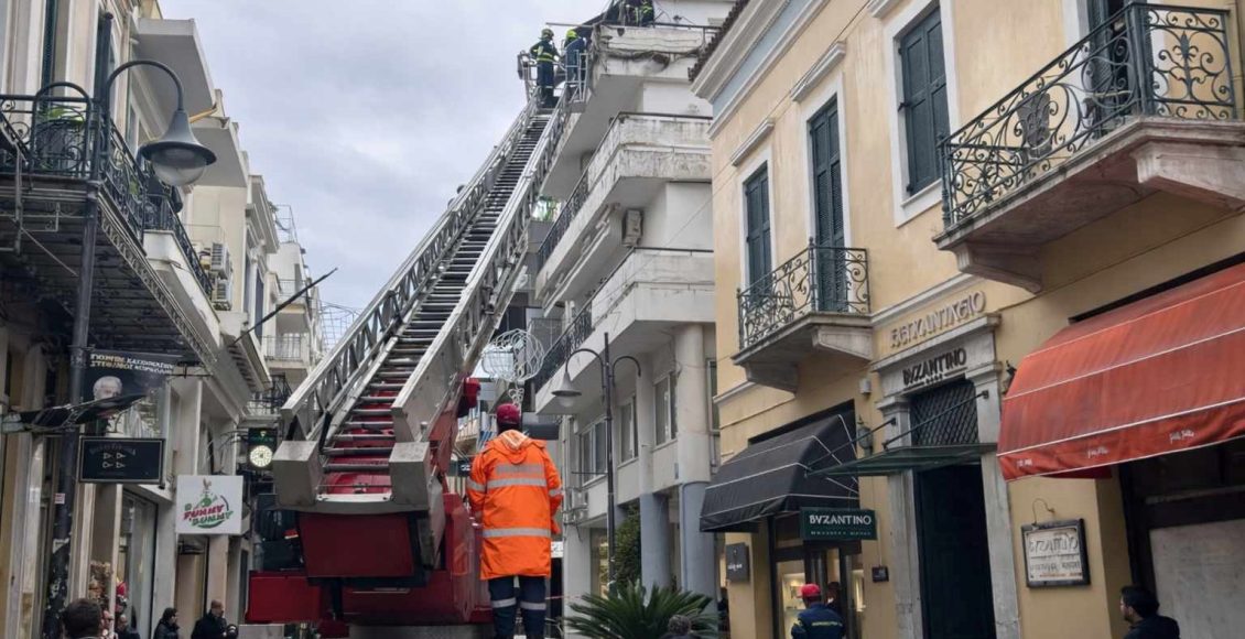 Πάτρα:-Σοβάδες-έπεσαν-από-μπαλκόνι-στη-Ρήγα-Φεραίου-–-ertnews.gr