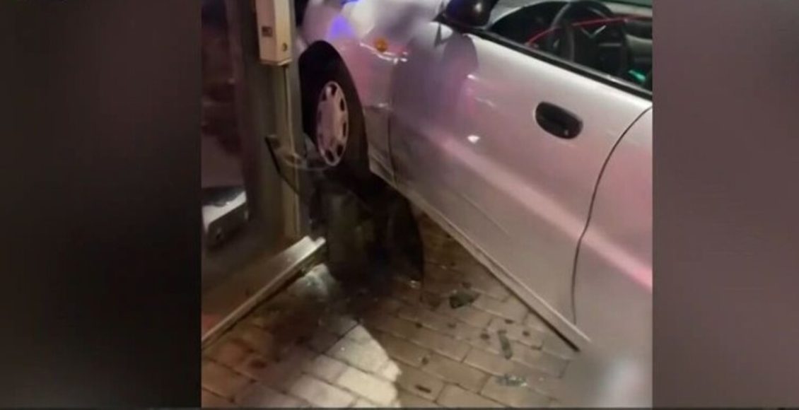 Σκηνές-βγαλμένες-από-ταινία-στον-Άγιο-Δημήτριο-–-Νεαροί-με-κλεμμένο-αυτοκίνητο-έπεσαν-σε-τζαμαρία-μετά-από-καταδίωξη