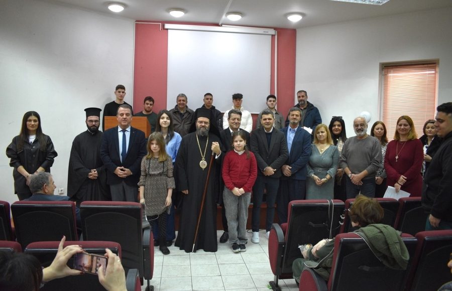 Μητρόπολη-Μαρωνείας:-Βράβευση-Αριστούχων-μαθητών-τρίτεκνων-οικογενειών