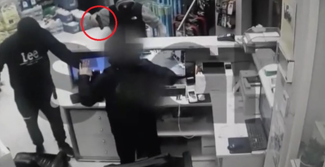 Καρέ-καρέ-ένοπλη-ληστεία-σε-πρατήριο-καυσίμων-στο-Μενίδι-–-Ο-δράστης-πήρε-800-ευρώ-και-εξαφανίστηκε